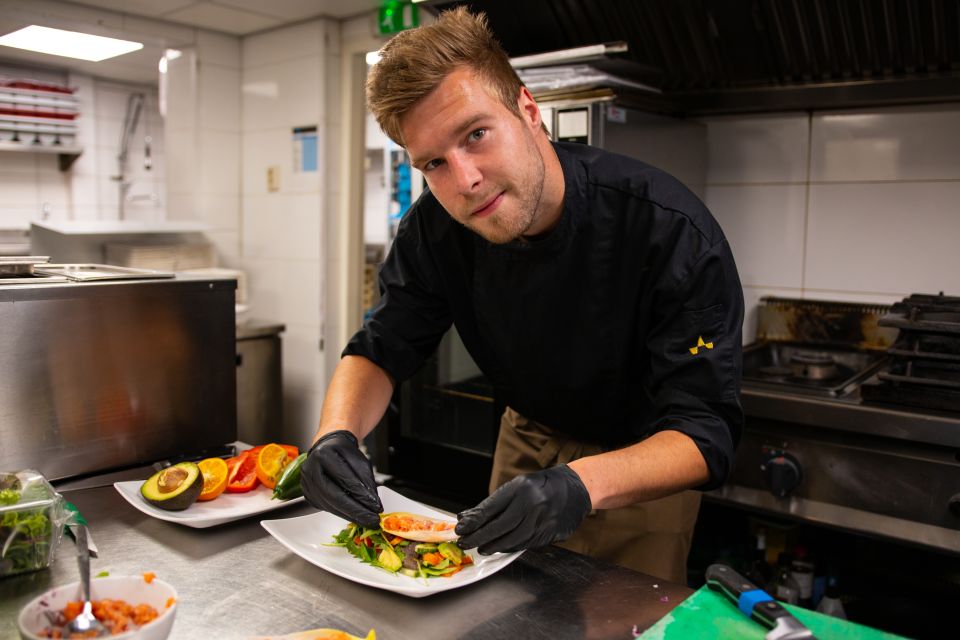 Amsterdam: 3 Course Dinner in the Dark - The Serving Style: Trained Guidance, Duty Managers, and How to Signal