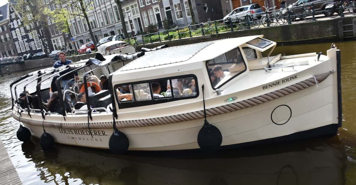 Amsterdam: 420 Smoke-Friendly Boat Tour - One Hour, One Agenda: Chill Amsterdam Canals the 420 Way