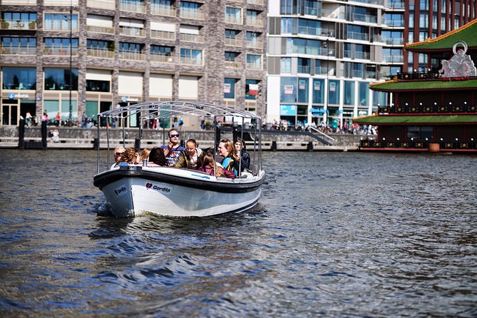 Amsterdam: 60-Minute Guided Private Canal Cruise with Drinks - Seven Bridges on Reguliersgracht: The Photo Run
