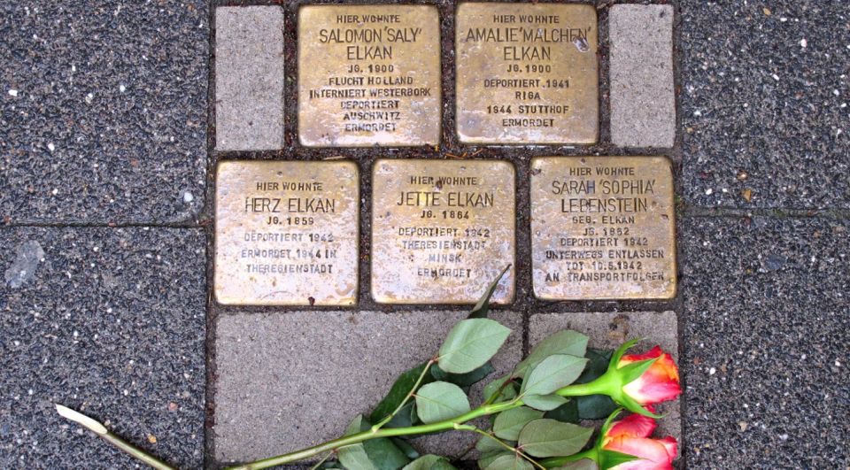 Amsterdam: Anna Frank and World War II History Walking Tour - 1600 to occupation: how the guide keeps it understandable