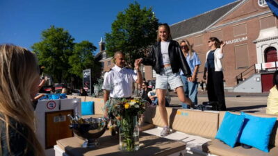 Amsterdam: Canal Cruise in Open Boat with Drink Option - Getting On: Central Station vs. the Anne Frank House Start