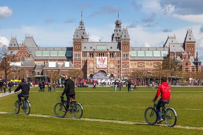 Amsterdam: E-Bike Sightseeing Tour - The guide makes the difference: staying together and reading Amsterdam traffic