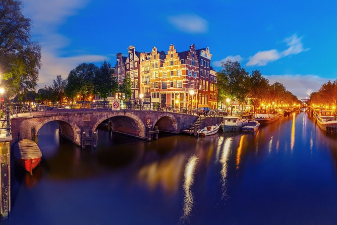 Amsterdam Evening Canal Cruise with Live Guide and Onboard Bar - Bridges and the “rare through” view: Skinny Bridge and the Amstel connection