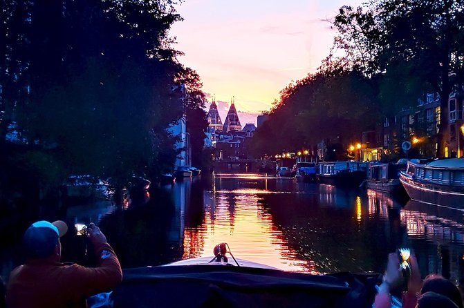 Amsterdam Evening Cosy & Small Cruise & Drinks and Bites - Sunset - Getting Comfortable on the Water: Cold Air, Steps, and Open-Boat Reality