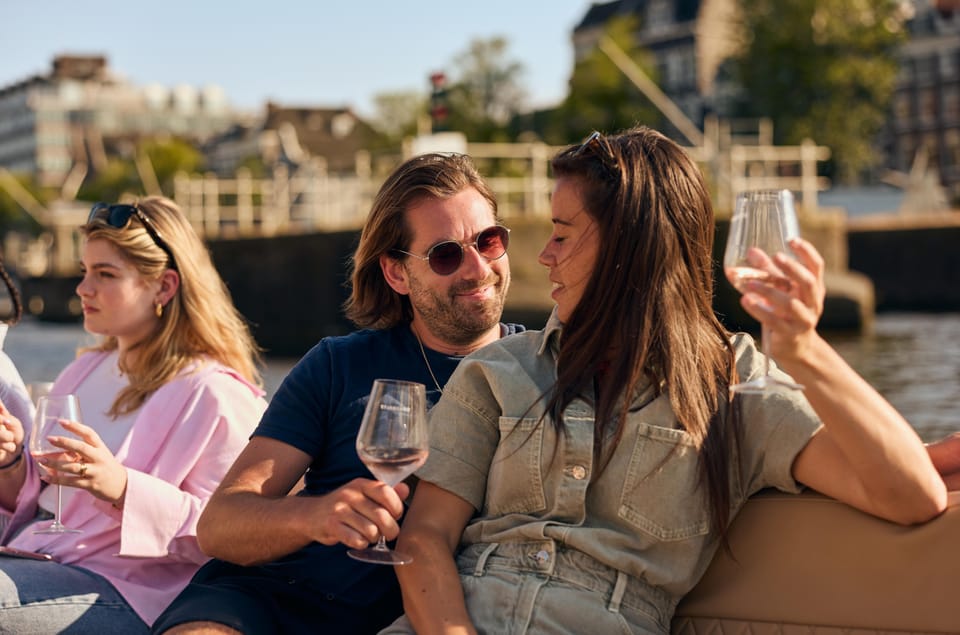Amsterdam: German Guided Canal Cruise with on Board Bar - German guiding style: the difference between facts and understanding