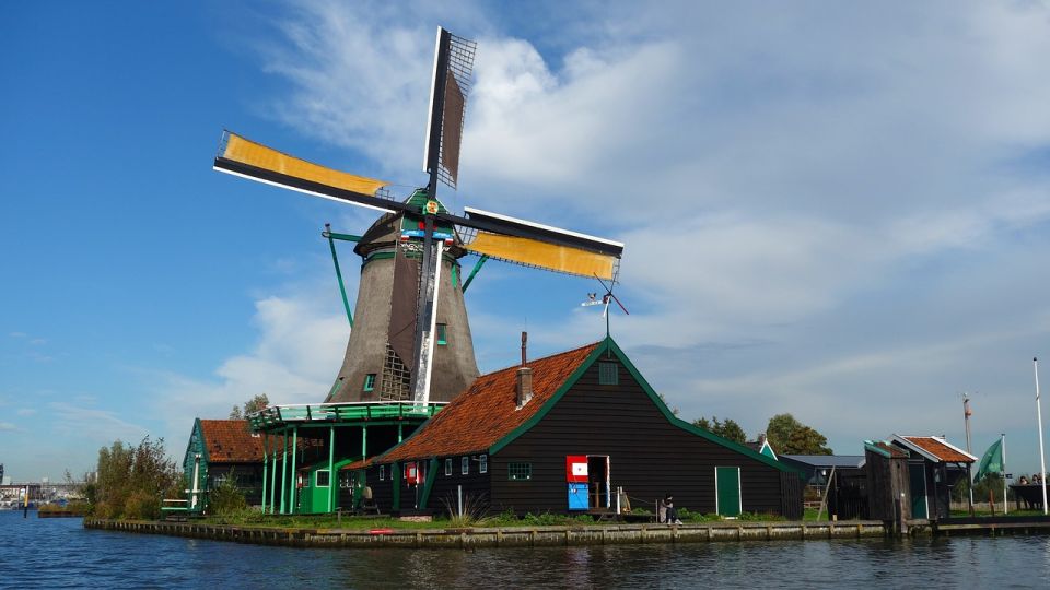 Amsterdam: Giethoorn Tour with Canal Cruise and Windmills - Giethoorn: the canal cruise that turns the day into a story