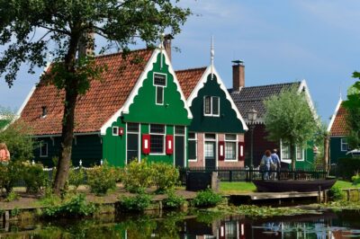 Amsterdam: Keukenhof and Zaanse Schans Live Guided Day Tour - Keukenhof Gardens: The 45-Minute Guided Start That Actually Helps