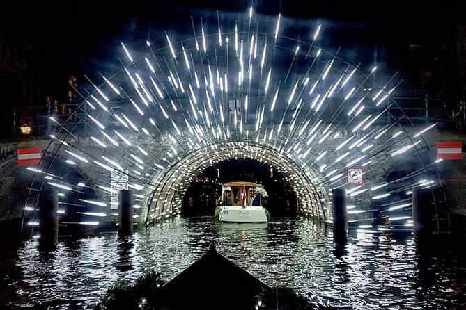 Amsterdam Light Festival: Canal Cruise + Snack & Unlimited Drinks - Entering the boat: where boarding time and comfort really matter
