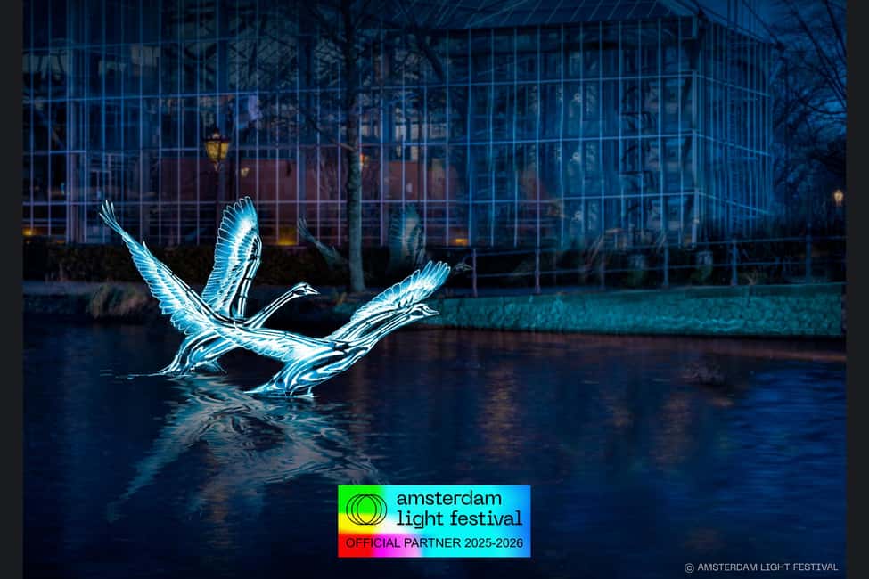 Amsterdam: Light Festival Heated Cruise with Drinks & Snacks - Your route: from Prins Hendrikkade past the main light-photo moments