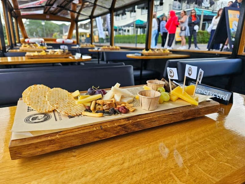 Amsterdam: Live GuideD Giethoorn Boat Tour & Cheese Platter - Arriving in Giethoorn: Get Your Bearings Before the Boat
