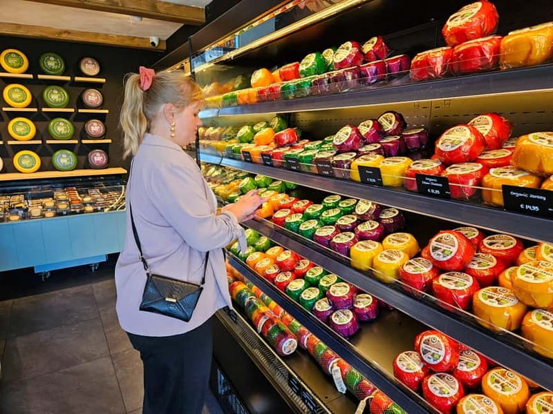 Amsterdam: Live GuideD Giethoorn Boat Tour & Cheese Platter - The 1-Hour Canal Cruise With Live Commentary and Cheese Platter
