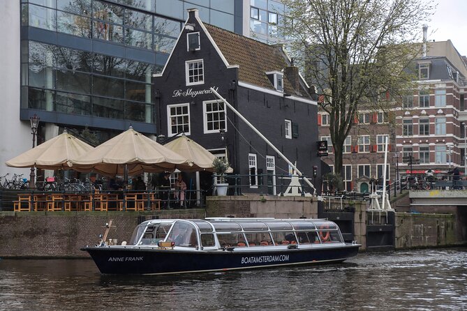 Amsterdam Live Guided Sightseeing Canal Cruise - Comfort on the water: cold, wind, and the smart way to dress