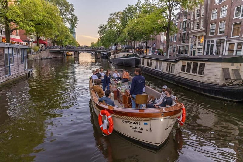 Amsterdam: Luxury Canal Cruise with Optional Snacks & Drinks - What to watch for: your onboard “scan list”