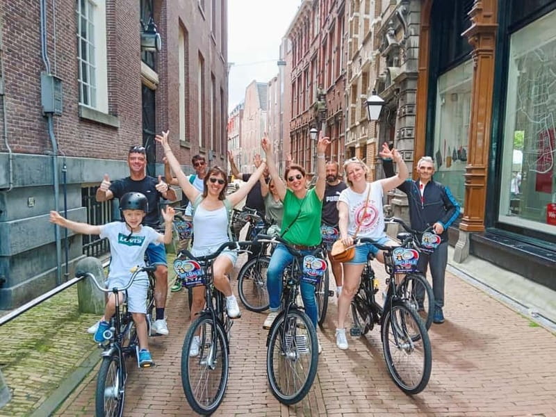 Amsterdam: Off the Beaten Path Bike Tour in French - Starting at Bike Rental Reine and getting your bearings