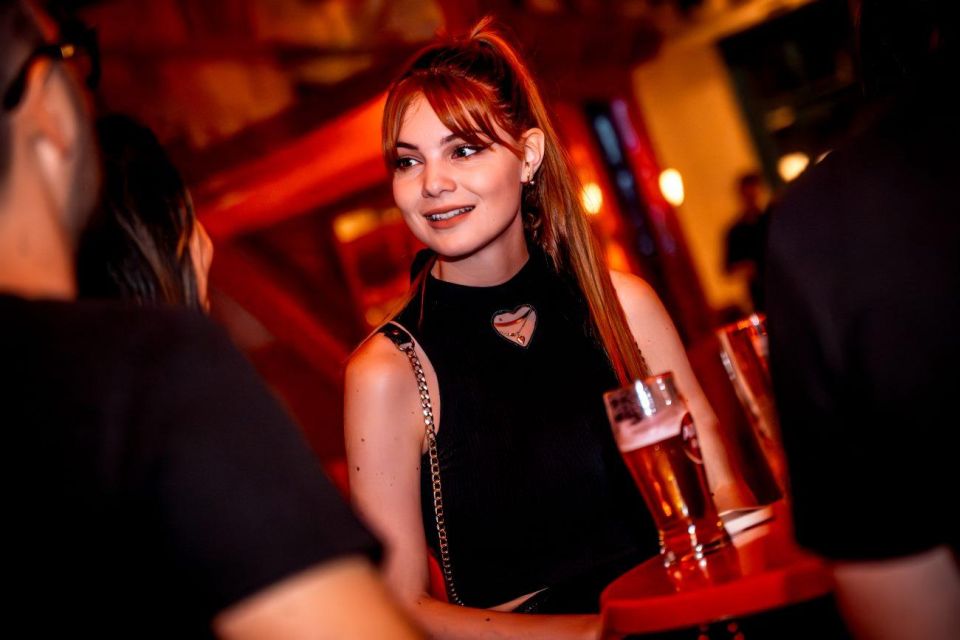 Amsterdam: Original Pub Crawl Party with VIP Entrance - Red Light District to Leidseplein: Two Neighborhood Moods in One Night