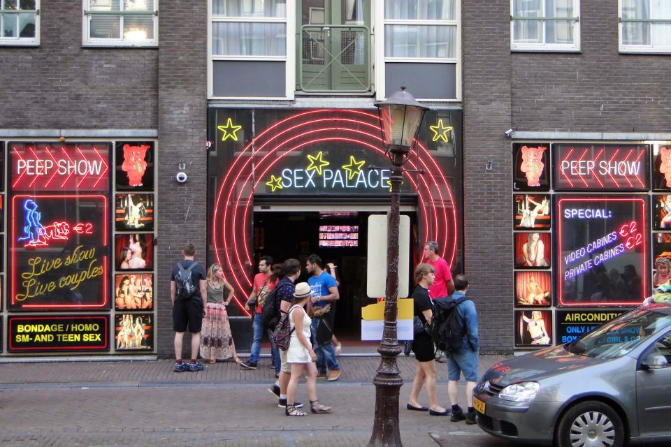 Amsterdam: Red Light District and Local Pub Tour - Group size, timing, and pacing: how to make the most of 2 hours