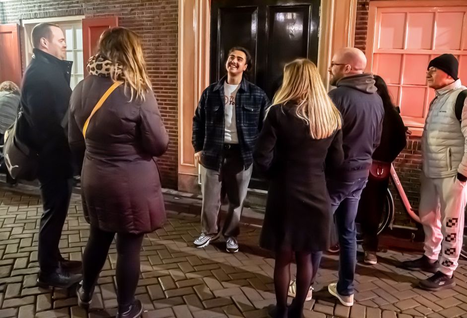 Amsterdam: Red Light District Exclusive Night Tour - Why Amsterdam’s Red Light District makes more sense at night