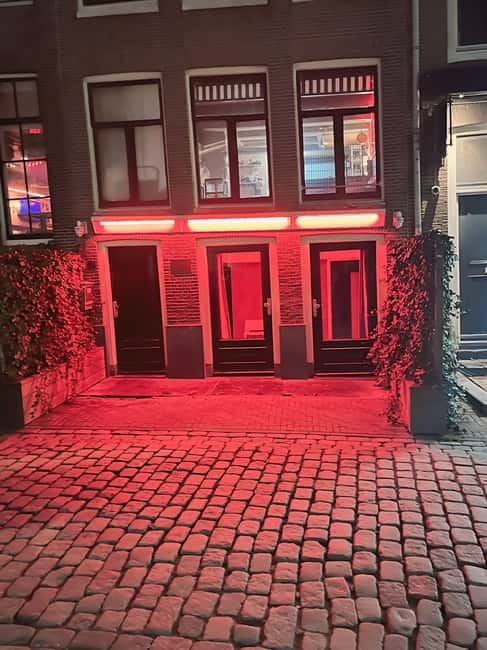 Amsterdam: Red light tour in German/English for groups of 4 people or more - China Town, New Market Square, and Old Church stops that add meaning