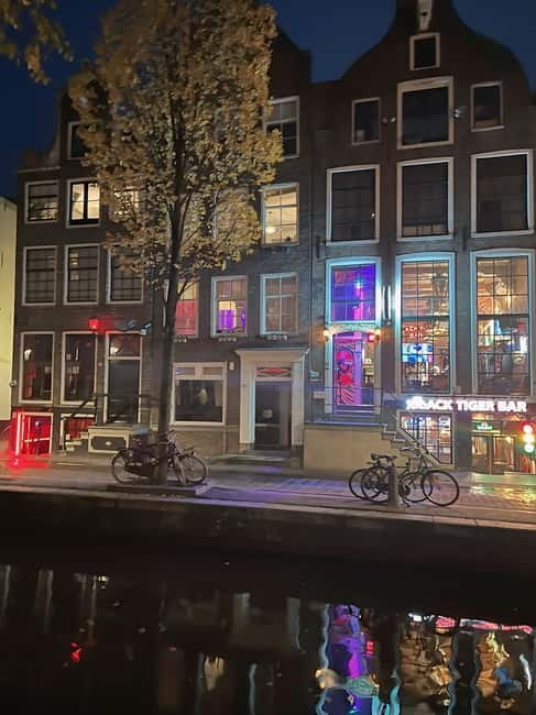 Amsterdam: Red light tour in German/English for groups of 4 people or more - What you’ll actually see: the main mile and window alleyways