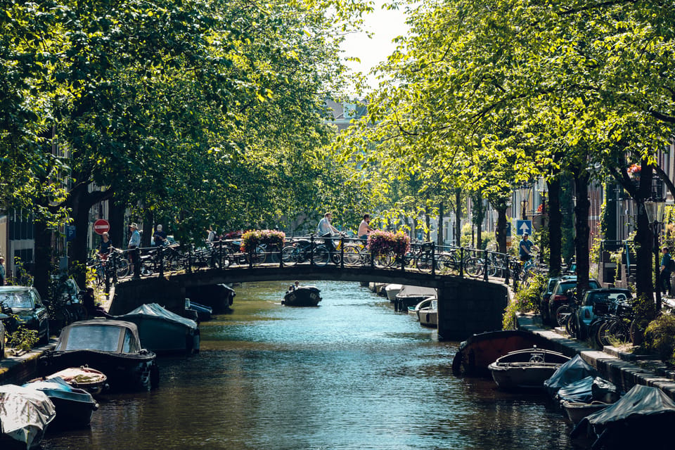 Amsterdam: Relaxed City Highlights Guided Bike Tour - Near the Anne Frank House area: story time from street level