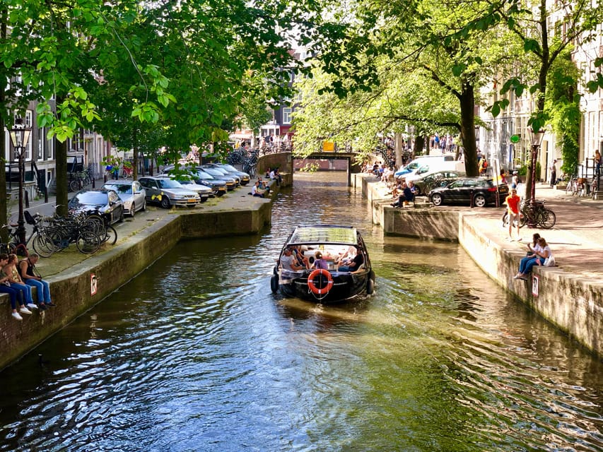 Amsterdam Small Group Canal Cruise inc Snacks/Drinks Winter - Winter Canals and Light Festival Scenes: What the 2 Hours Look Like