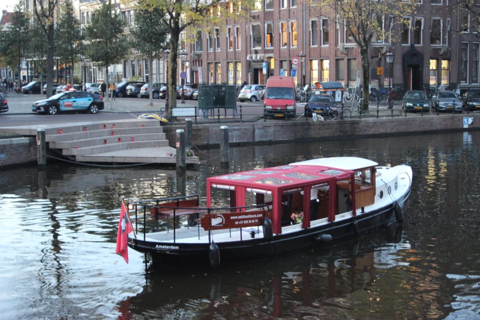 Amsterdam: Small-Group Canal Cruise incl. Drinks and Snacks - Key things you’ll notice right away