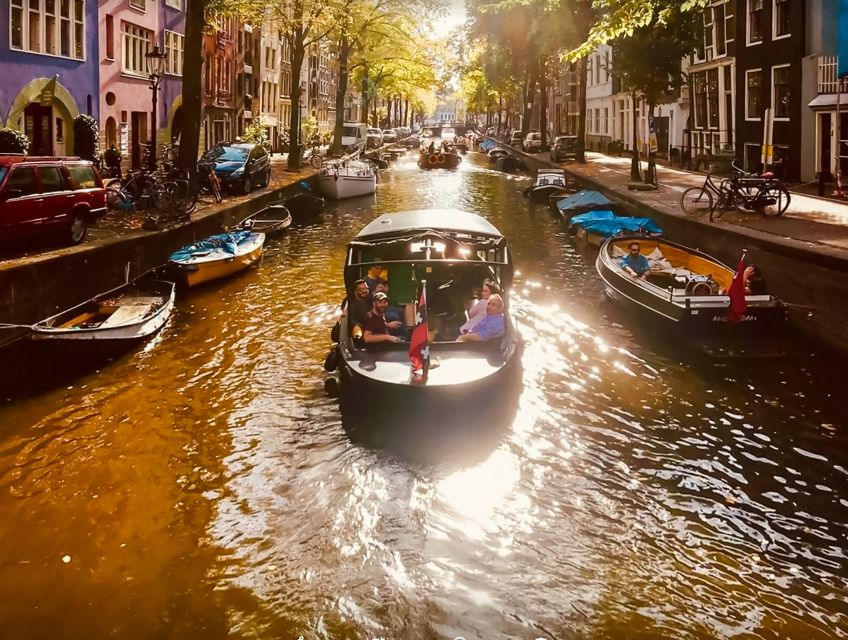 Amsterdam: Smoke and Lounge City Boat Cruise - High Light Tour in Winter: Glowing Artworks Without the Full Festival Run