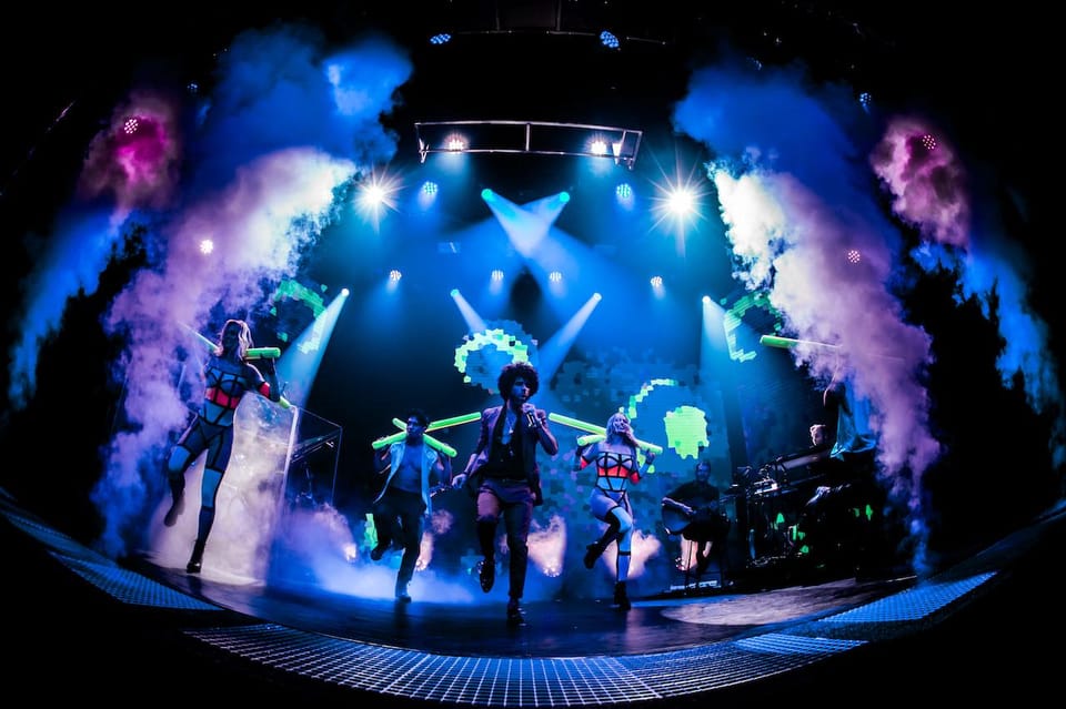 Amsterdam: VEGAS Dinner Show with 3-Course Sharing Menu - What’s on stage: live musicians, variety acts, dancers, and Nigel Otermans