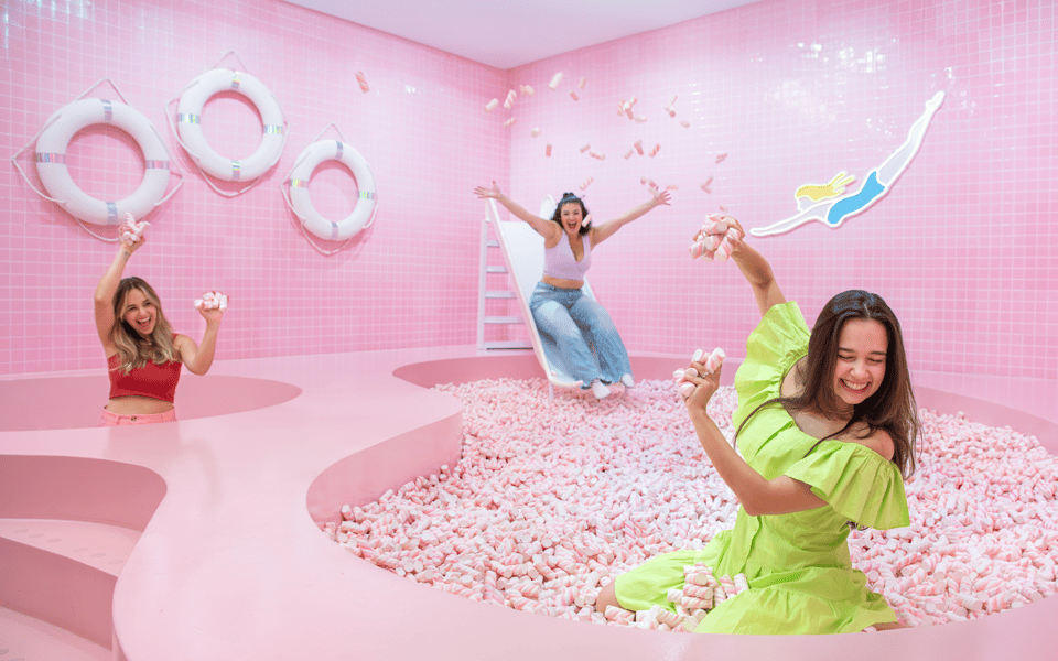 Amsterdam: WONDR Immersive Playground Experience Ticket - Galaxy Café: the snack-and-scroll reward after you play