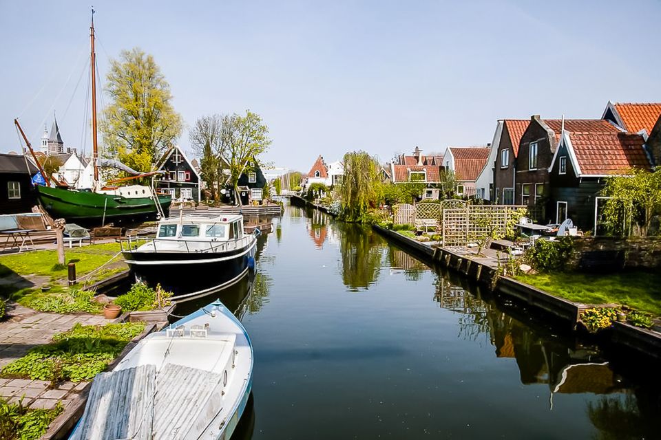 Amsterdam: Zaanse Schans, Edam, Volendam & Marken Bus Tour - Volendam’s colorful streets and fishing-port time