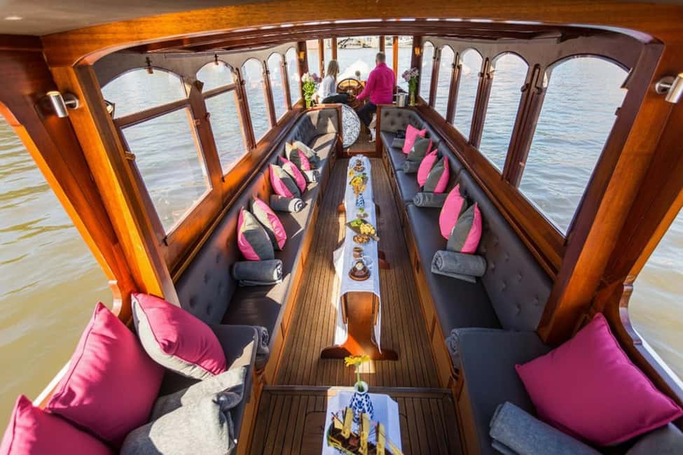 Amsterdam:1.5-Hour Canal Cruise local Guide, Drinks & Snacks - FAQ