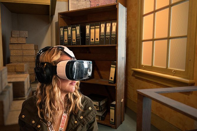Anne Frank's Last Walk & See Anne Frank House in Virtual Reality - Johnny Jordaanplein and Westerkerk: culture, power, and Rembrandt’s resting place