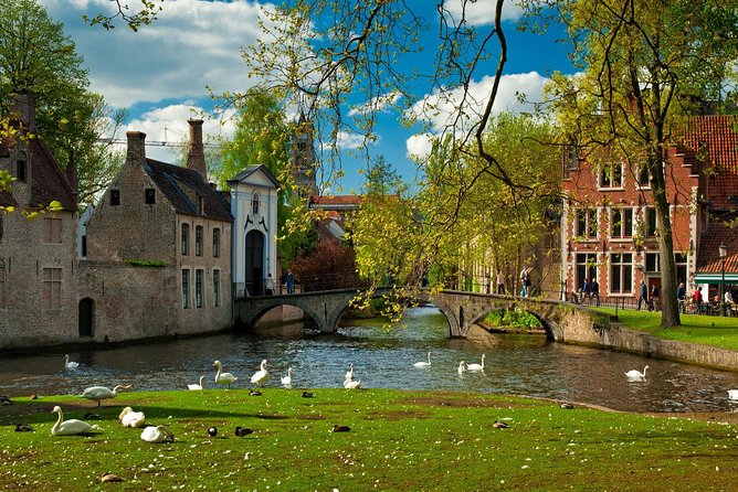 Bruges bus tour from Amsterdam - Onze-Lieve-Vrouwekerk: what you see outside vs. inside