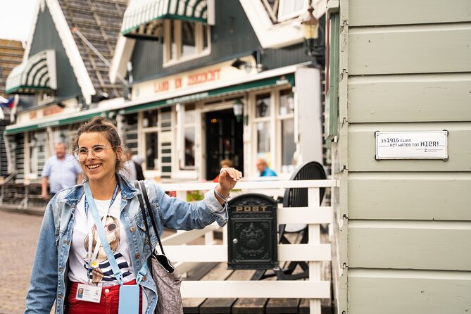 Day Trip to Zaanse Schans, Edam, Volendam and Marken from Amsterdam - Marken: colorful houses, harbor calm, and a weather swap