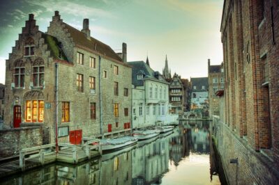 From Amsterdam: Day Trip to Bruges in Spanish or English - Minnewater (Lake of Love): why the tour starts with a legend