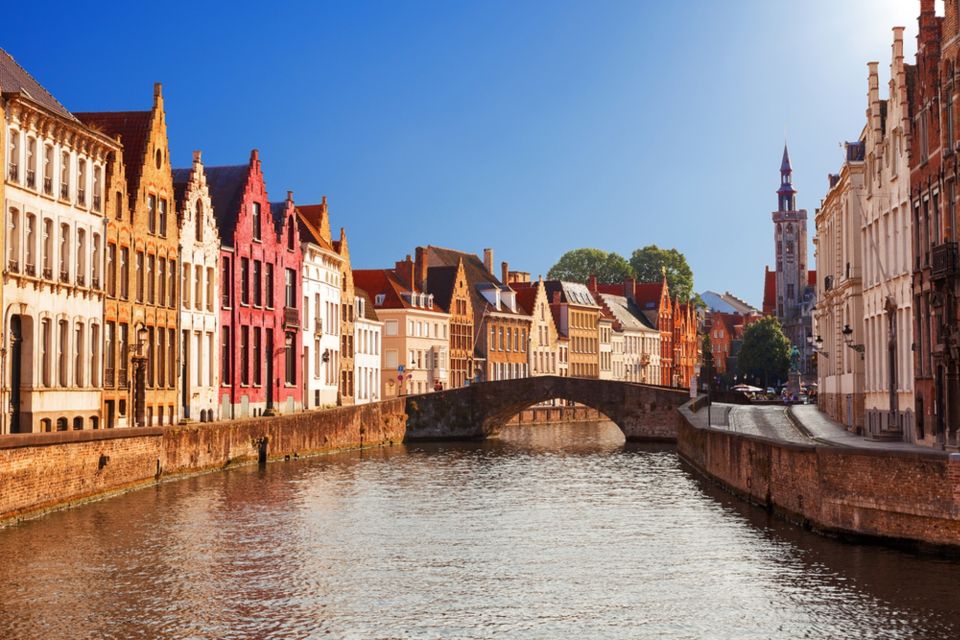 From Amsterdam: Day Trip to Bruges in Spanish or English - Meeting point and guide handoff: don’t miss the green umbrellas