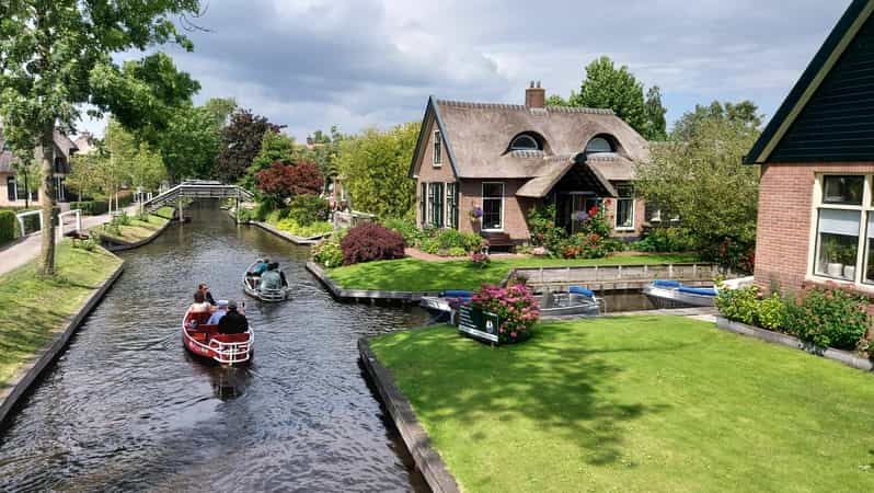 From Amsterdam: Giethoorn Small Group Tour with Boat Ride - First Look at Giethoorn: Why This Roadless Village Captures People