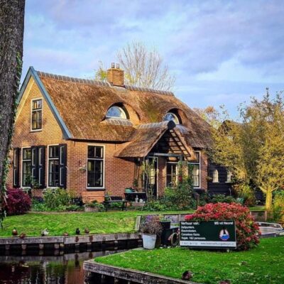From Amsterdam: Giethoorn & Zaanse Schans Tour w/ Small Boat - Zaanse Schans: Dutch windmills plus workshop stops you can actually watch