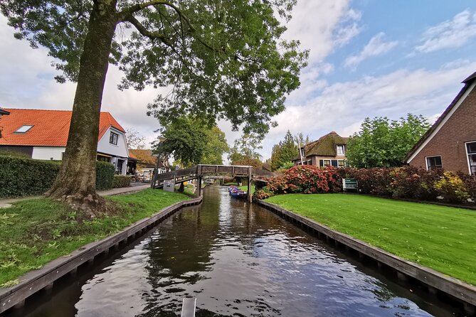 Giethoorn, Afsluitdijk, Zaanse Schans Day Tour Incl Hotel Pick Up - Giethoorn: Your Included Canal Cruise in the Little Venice of Holland