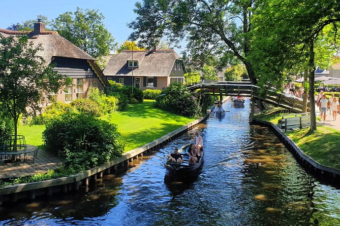 Giethoorn Day Tour from Amsterdam with Small Boat Ride - From DoubleTree to Giethoorn: how the day actually moves