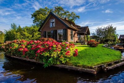 Giethoorn Guided DayTrip from Amsterdam - Meeting Point and the Amsterdam-to-Countryside Transition