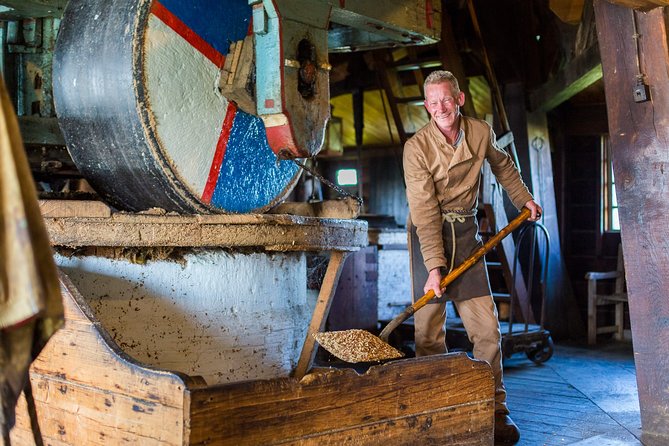 Guided Day Trip - Volendam, Zaanse Schans, Marken & Edam - Volendam: Old-Fisherman Streets Plus Cheese and Cookies