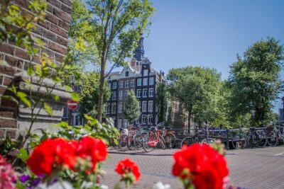 Secrets of Amsterdam Walking Tour plus Dutch Sweets Tasting - Begijnhof Courtyard: A Quiet Detour That Changes the Street Noise
