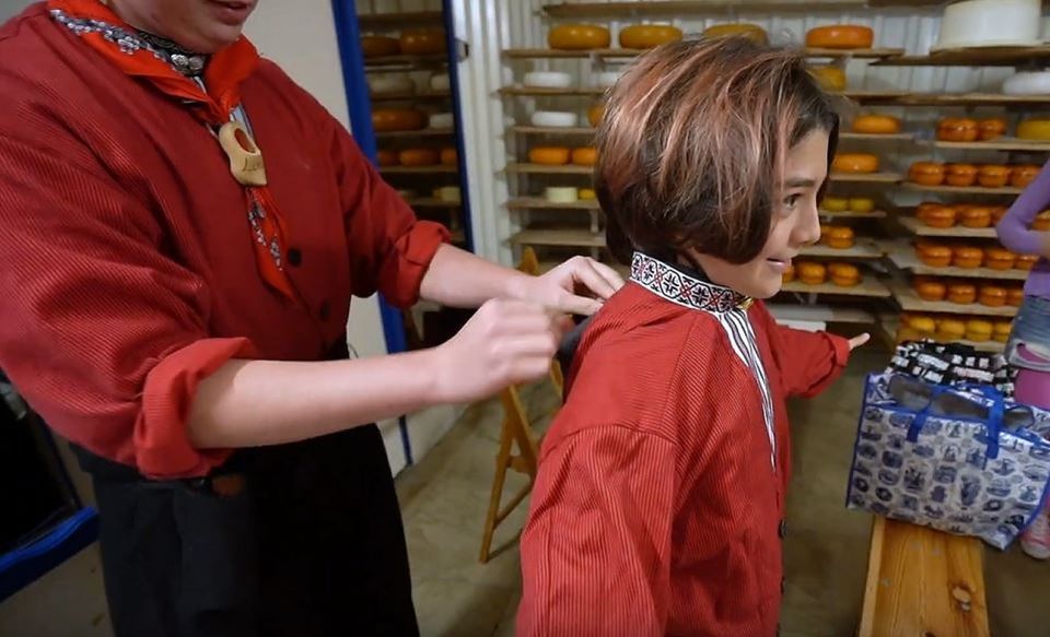 Volendam: Traditional Costume Photo with Cheese & Clog Tour - The Volendam dress-up photo: what you get (and how to make it work)