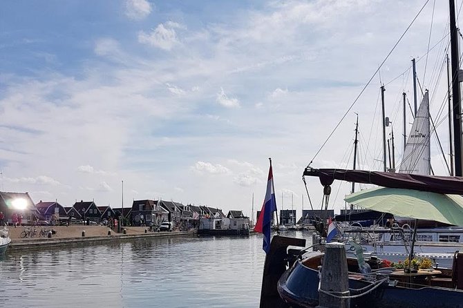 Zaanse Schans and Volendam Private Tour – Clogs, Cheese and More - Jacobs Hoeve Cheese Farm by Henri Willig: cows, robots, and Gouda tasting