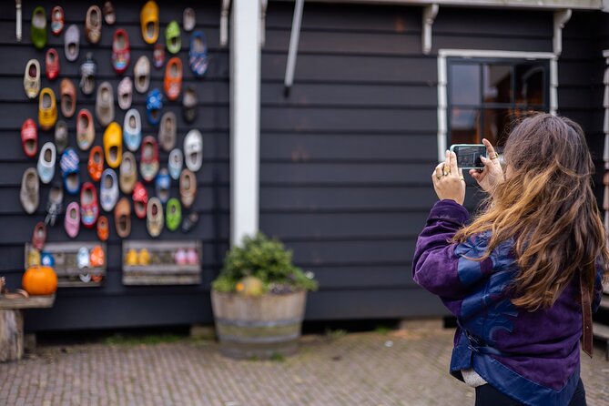 Zaanse Schans Windmills, Cheese and Volendam Tour from Amsterdam - Volendam: A Fishing Village That Starts With Orientation